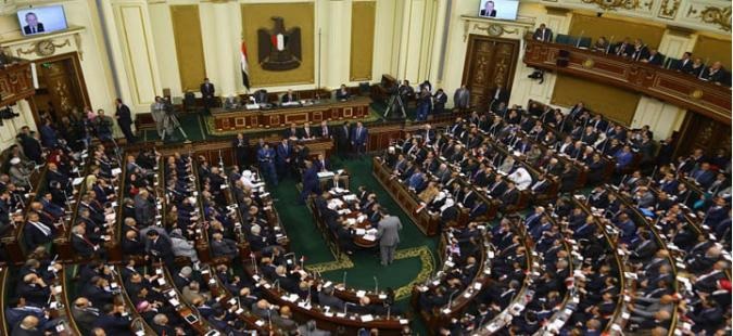 البرلمان المصري يقر قانونا يحمي قادة الجيش من الملاحقة القضائية