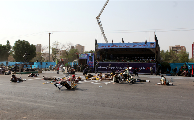 قتلى في هجوم مسلح على عرض عسكري بإيران