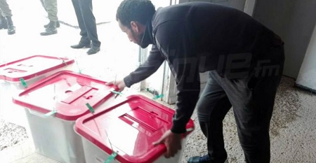 الشروع في نقل المواد الانتخابية إلى الهيئات الفرعية