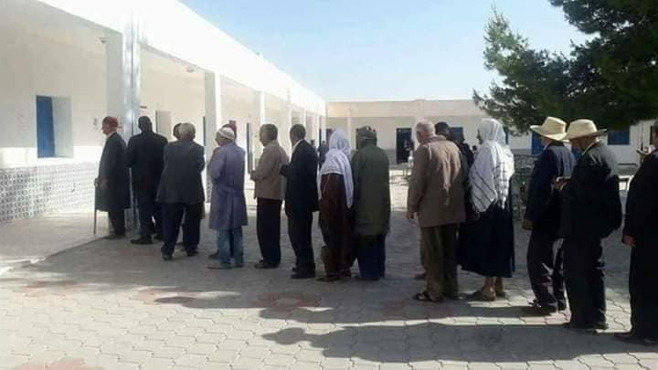 رئاسيات 2019 : اقبال كبير من المسنين ..و غياب لفئة الشباب