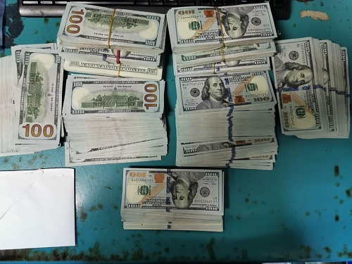 مطار قرطاج: حجز 103 ألف دولار إثر رفع مخالفات صرفية ضدّ مسافرين ليبيين