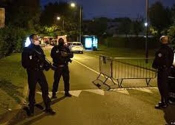 القضاء الفرنسي يبدأ التحقيق مع 7 أشخاص بينهم قاصران في جريمة قتل المعلم