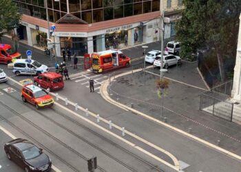 مقتل 3 أشخاص بهجوم بسكين قرب كنيسة في نيس الفرنسية