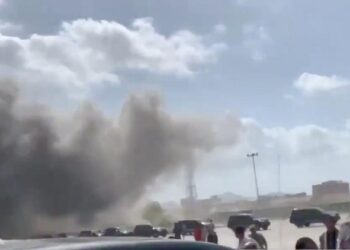 انفجار قوي وإطلاق نار في مطار عدن … وانباء عن سقوط عشرات القتلى