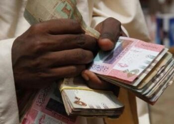 السودان: انهيار للعملة… وسعر الدولار الأمريكي يصل إلى 362 جنيها