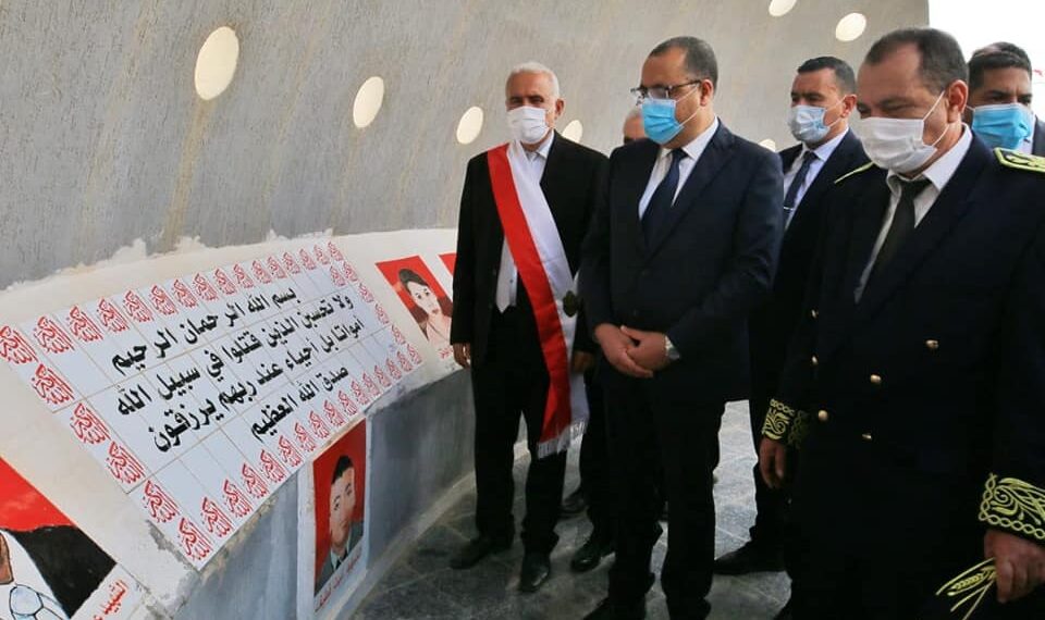 رئيس الحكومة يتلو الفاتحة ترحما على أرواح شهداء ملحمة بن قردان