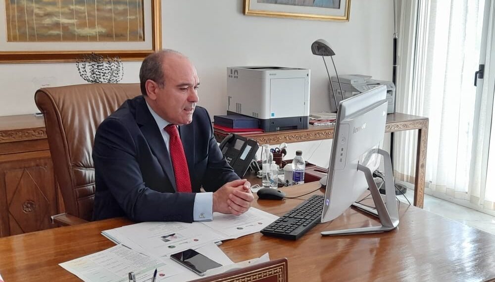 وزير السياحة يتحادث مع  عدد من متعهدي الرحلات في العالم