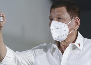 الرئيس الفلبيني متوعدا الرافضين للتطعيم: سأعطيكم لقاح الخنازير
