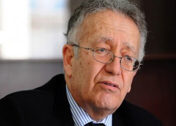 عياض بن عاشور: “تجميع السلطات لدى شخص واحد هو تمهيد لانتصاب الديكتاتورية”.