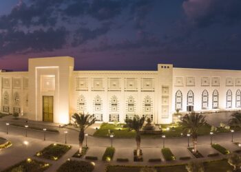 وزيرا الخارجية الكويتي والتونسي يبحثان تطور الأوضاع في تونس