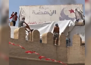 القيروان : حرق لافتة مقر النهضة