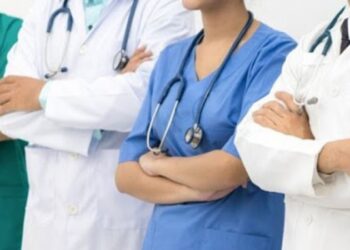 وزارة الدفاع تدعو الإطارات الطبية وشبه الطبية إلى تعزيز جهود مجابهة كورونا