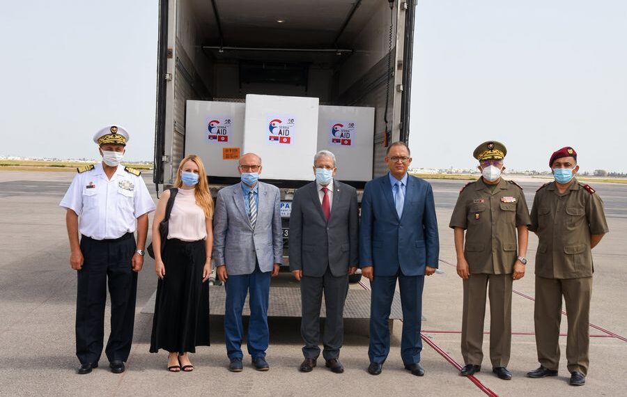 تونس تتسلّم 20 ألف جرعة من اللقاح هبة من صربيا