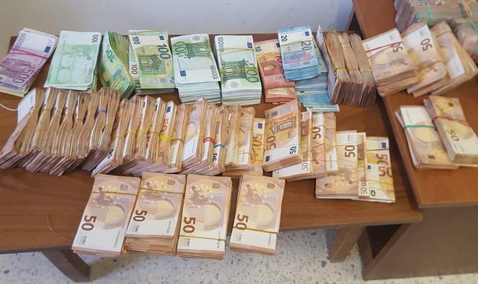 ايقاف قاضية بحوزتها 1,5 مليون دينار