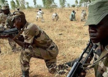 مقتل 12 شخصا في هجوم مسلح على قاعدة عسكرية بنيجيريا