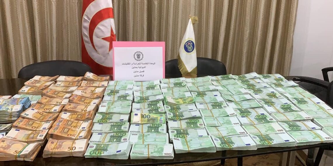 احباط محاولة تهريب مبلغ هام من العملة الأجنبية
