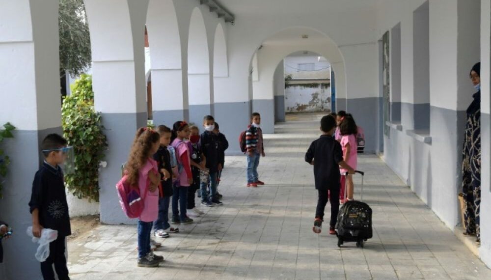 معلمون يُؤكدون: أغلبية التلاميذ ينسون القراءة والكتابة بعد العطلة…. وإيقاف الدروس “زاد الطين بلّة”