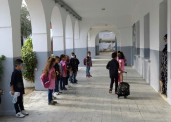معلمون يُؤكدون: أغلبية التلاميذ ينسون القراءة والكتابة بعد العطلة…. وإيقاف الدروس “زاد الطين بلّة”
