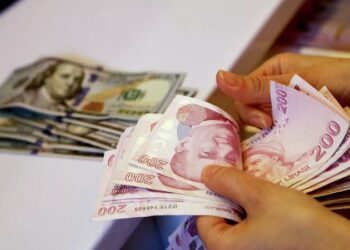 تركيا تطلب من المصدرين تحويل 25% من دخلهم إلى العملة المحلية