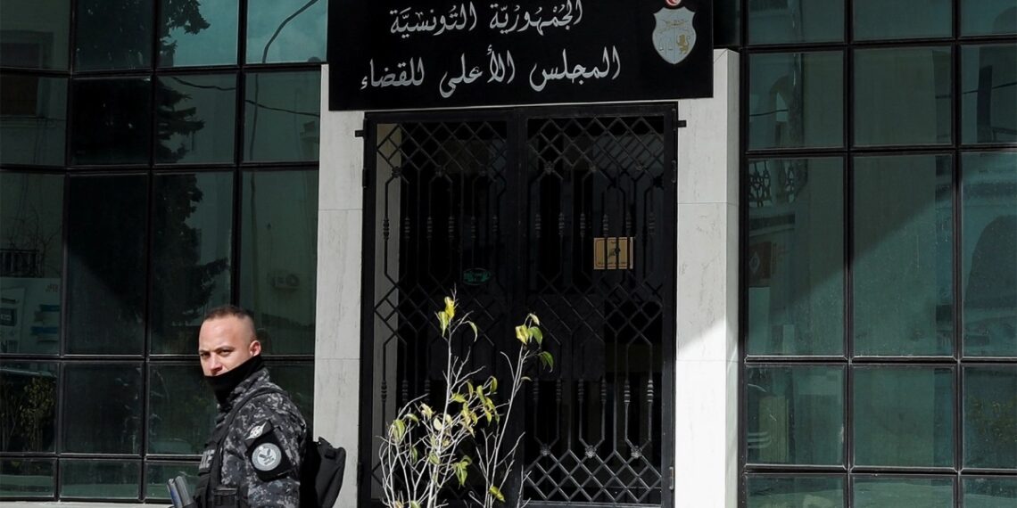 منع دخول موظفي المجلس الأعلى للقضاء بالقوة العامة