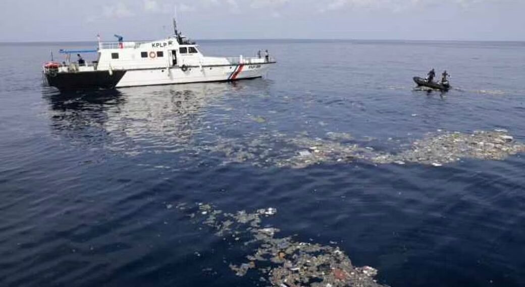 غرق عبارة قبالة سواحل إندونيسيا