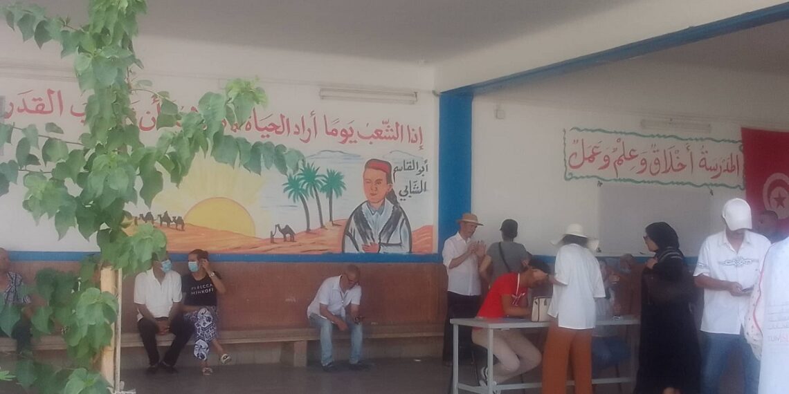استفتاء 2022: كبار السن في الصدارة…وهذه المخالفات المسجلة في بعض مراكز الاقتراع (صور)
