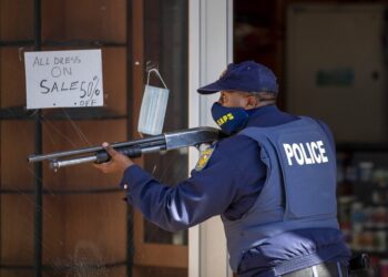 مقتل 14 شخصا جراء حادث إطلاق نار في حانة بجنوب إفريقيا