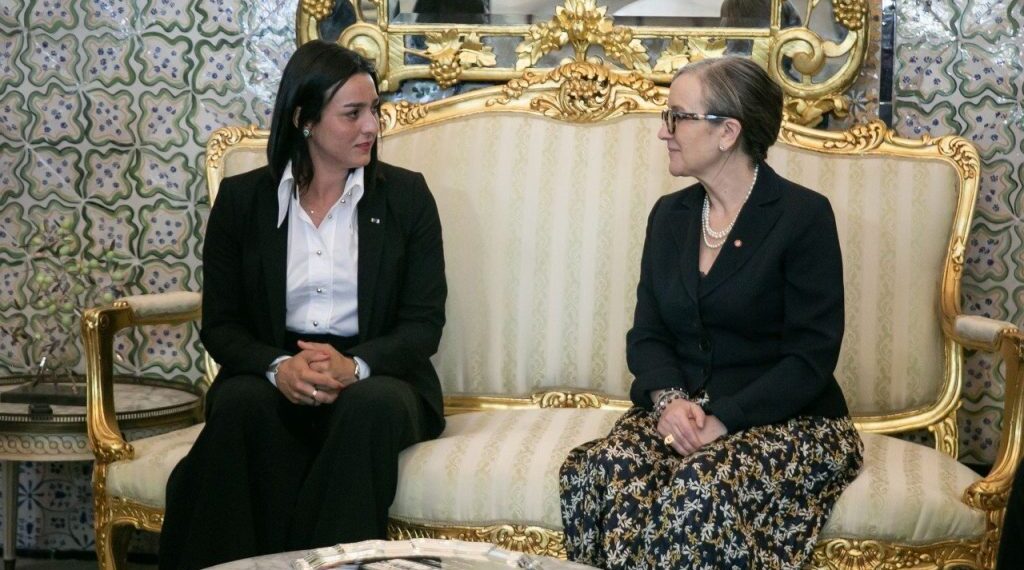 رئيسة الحكومة تُهنئ البطلة أنس جابر
