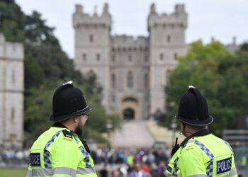 الشرطة البريطانية: حادث طعن ضابطي شرطة وسط لندن ليس إرهابيا
