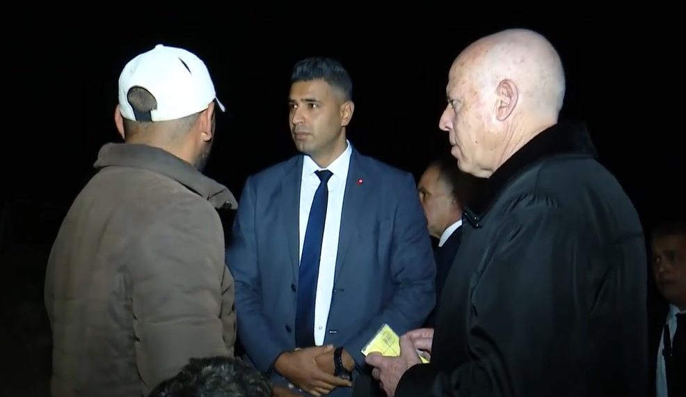 سعيّد في زيارة إلى المنيهلة: “لا طرقات تعبّدت ولا قنوات لتصريف المياه أُحدثت” (فيديو)