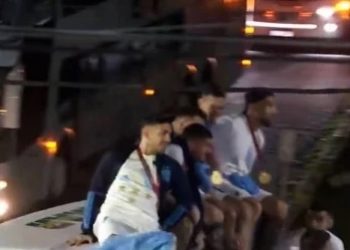 أسلاك الكهرباء كادت تُسقط ميسي وزملاءه من أعلى حافلة الاحتفال