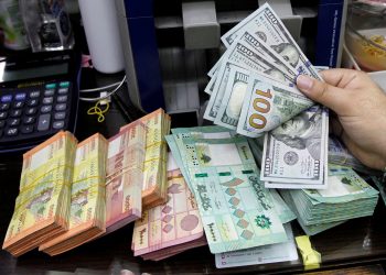 لبنان: سعر صرف الدولار يلامس الـ77 ألف ليرة