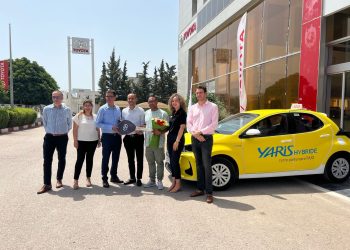 لأول مرة في تونس: TOYOTAتشرع رسميا في طرح سيارة تاكسي ياريس الهجينة
