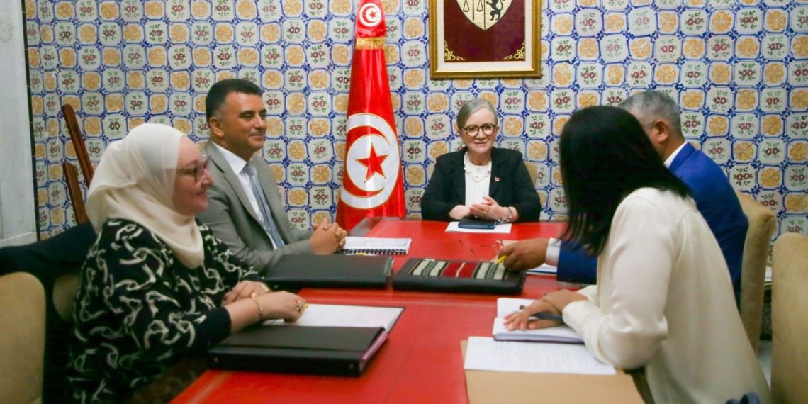 رئيسة الحكومة تشرف على جلسة عمل حول برنامج تطوير منظومة الصفقات العمومية