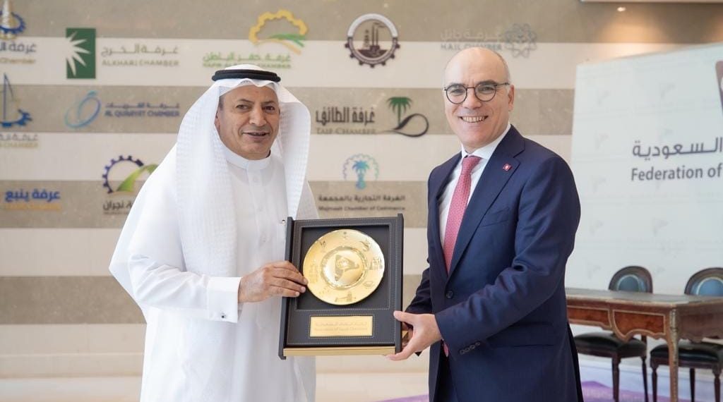 وزير الخارجية يلتقي رئيس اتحاد الغرف السعودية