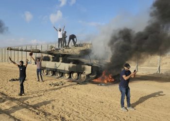 القوات الإسرائيلية تقصف جنوب لبنان ردا على قذائف أطلقها حزب الله