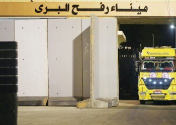 دخول أول صهريج وقود إلى قطاع غزة عبر رفح