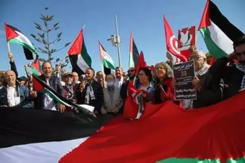 وقفة احتجاجية أمام السفارة الأمريكية للمطالبة بوقف العـ.ـدوان على غـ.ـزة وطرد السفير