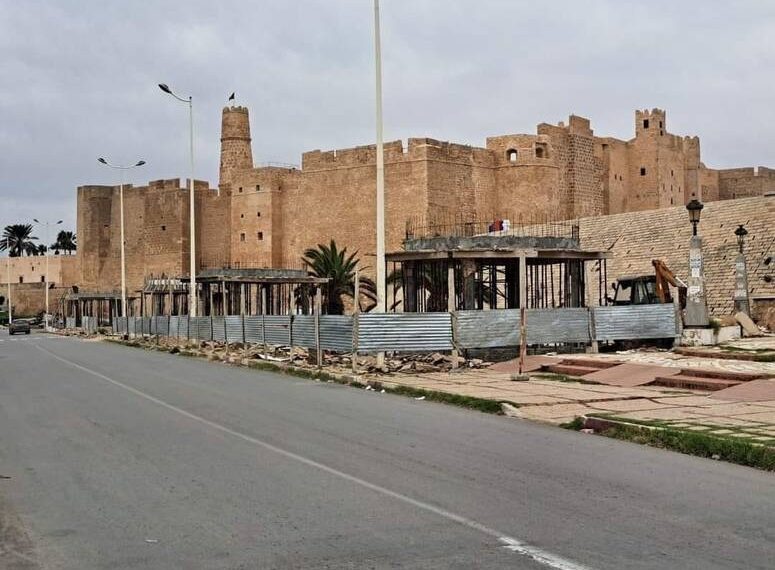 المنستير: تنفيذ قرار بلدي لإزالة الأكشاك الواقعة خلف معلم الرباط الأثري
