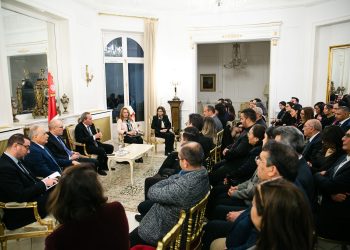 الحكومة يلتقي بأفراد من الجالية التونسية بفرنسا