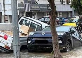 صفاقس: انزلاق أرضي يتسبب في سقوط سيارتين في حفرة