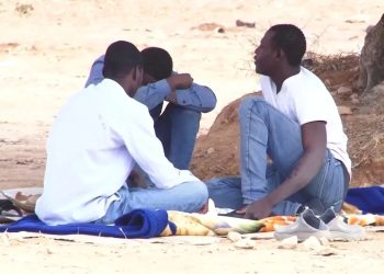 إزالة خيام المهاجرين المنتصبة منذ أشهر في البحيرة