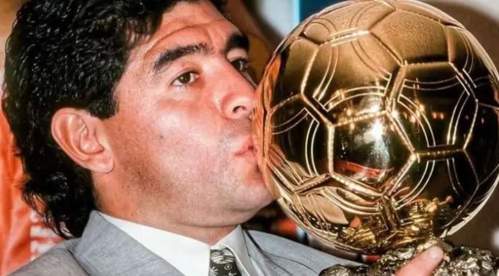 عرض الكرة الذهبية لمارادونا في كأس العالم 1986 للبيع في مزاد