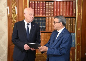 فتحي النوري يقدم لرئيس الدولة القوائم المالية للبنك المركزي وتقرير مراقبي الحسابات