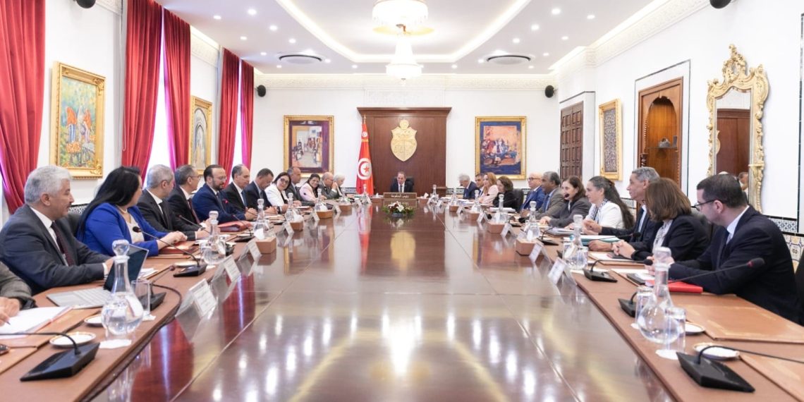 مجلس الوزراء يتداول في مشاريع أوامر للترفيع في الأجر الأدنى المضمون للمهن الفلاحية وغير الفلاحية