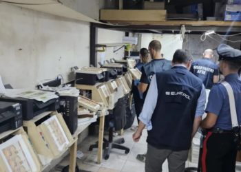 القبض على مشتبه به في طباعة 11 مليون يورو مزورة في إيطاليا