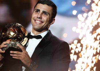 رودري لاعب السيتي يتوّج بالكرة الذهبية لأفضل لاعب في العالم