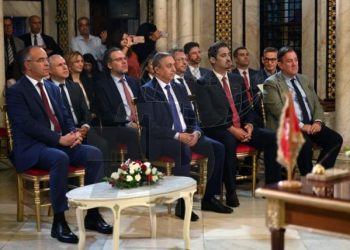 توقيع إجازات توفير خدمات الجيل الخامس للهاتف الجوال
