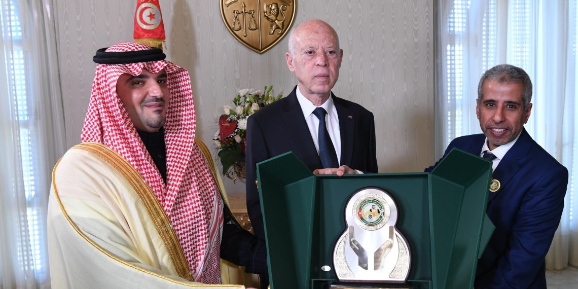رئيس الجمهورية يتسلّم الدرع التذكاري لمجلس وزراء الداخلية العرب