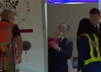 صفعة من بريجيت لماكرون تُحدث ضجة في فرنسا (فيديو)